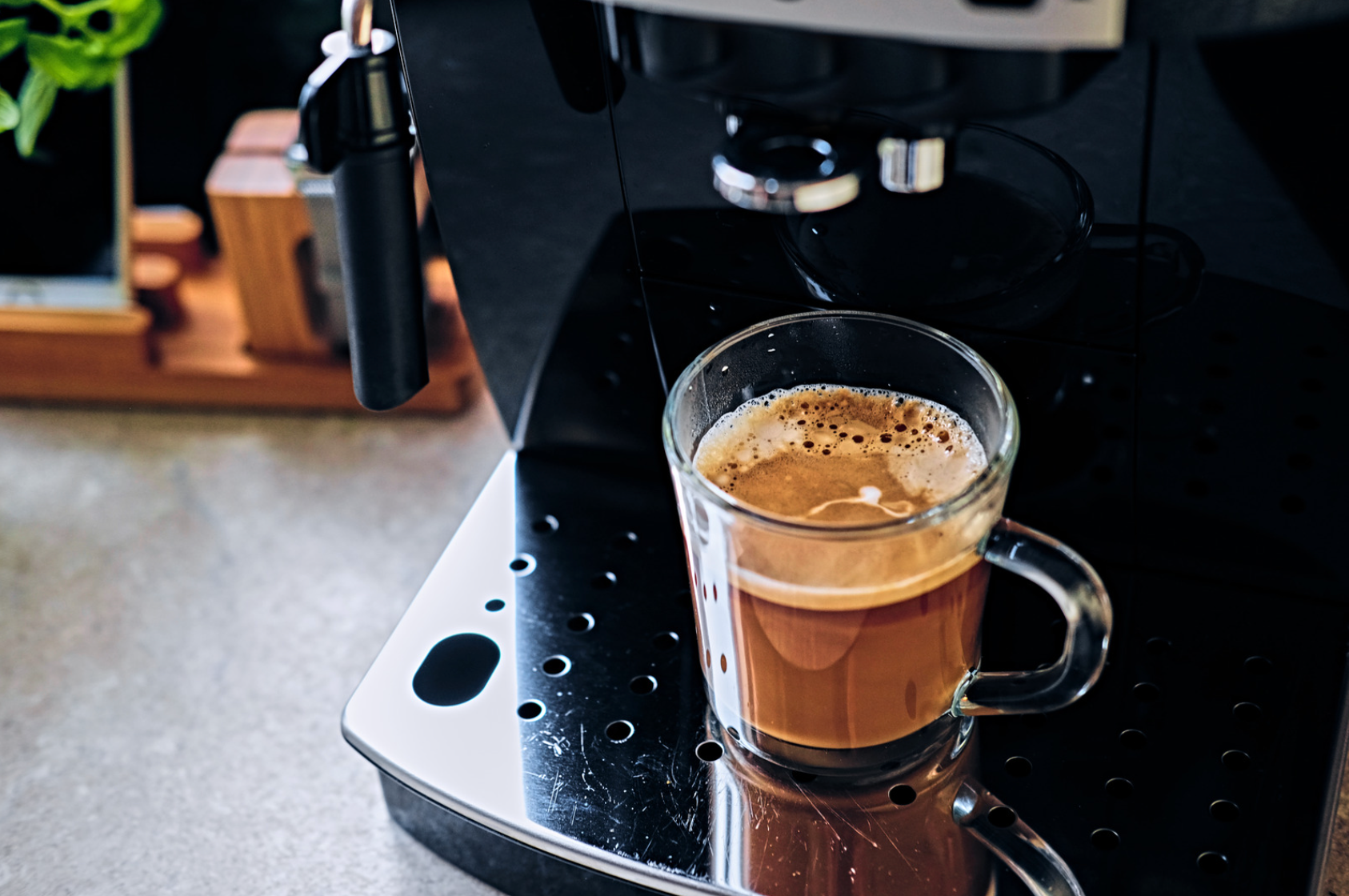 Kaffeemaschine entkalken: Wissenswertes zu Methoden und Häufigkeit
