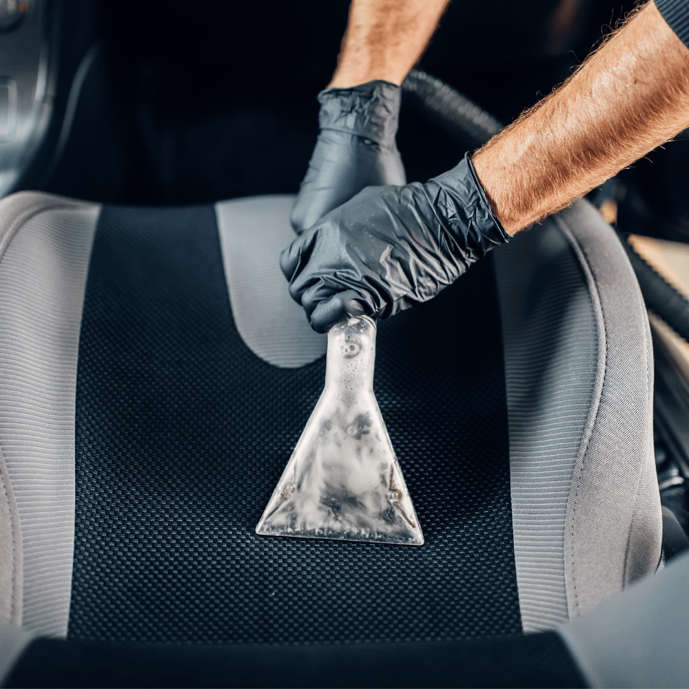 Autositze reinigen: Tipps für Stoffsitze, Leder und Alcantara