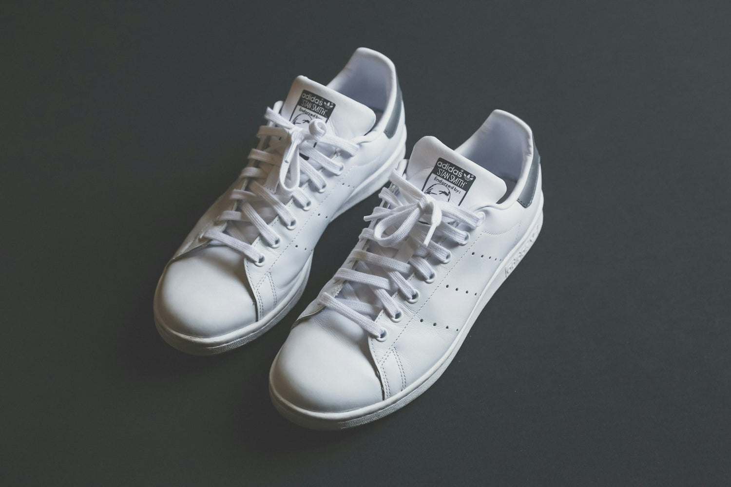 Weiße Sneaker