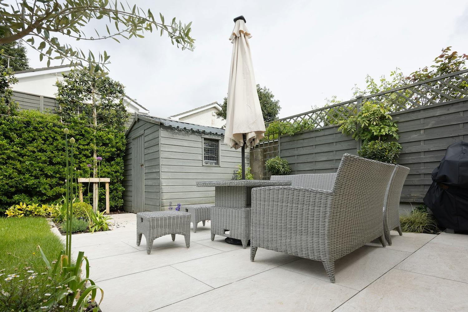 Gartenmöbel auf der Terrasse