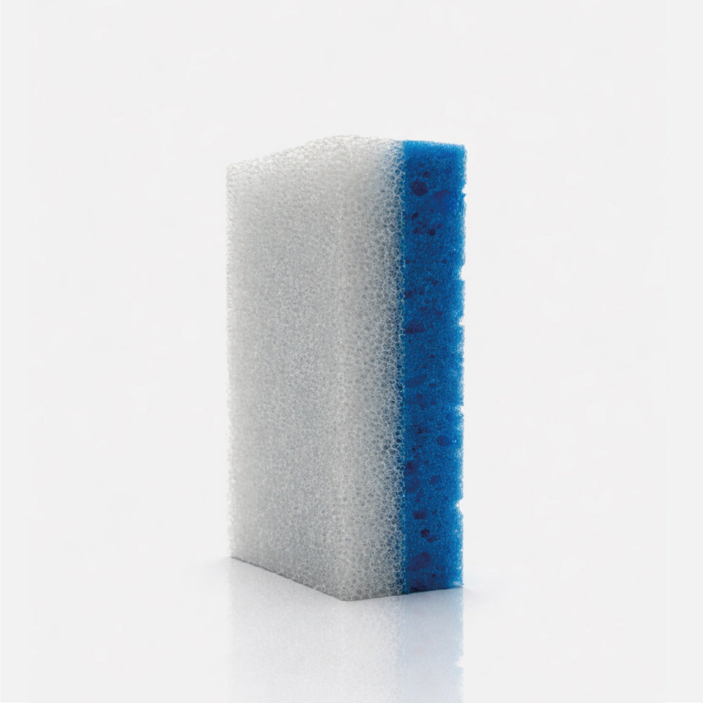 SUPER CLEAN Allrounder Schwamm mit weißer Reinigungsfläche und blauer Scheuerseite vor hellgrauem Hintergrund