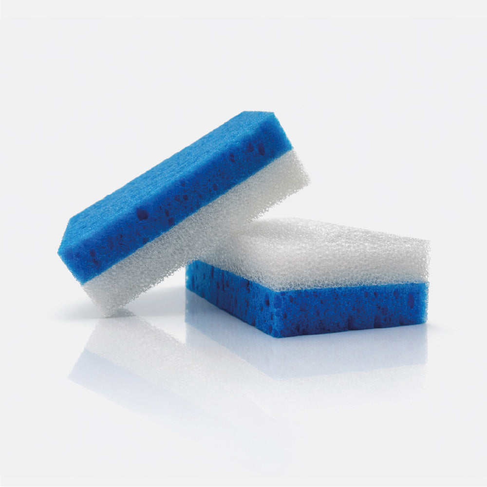 SUPER CLEAN Allrounder Schwämme mit weißer Reinigungsfläche und blauer Scheuerseite vor hellgrauem Hintergrund