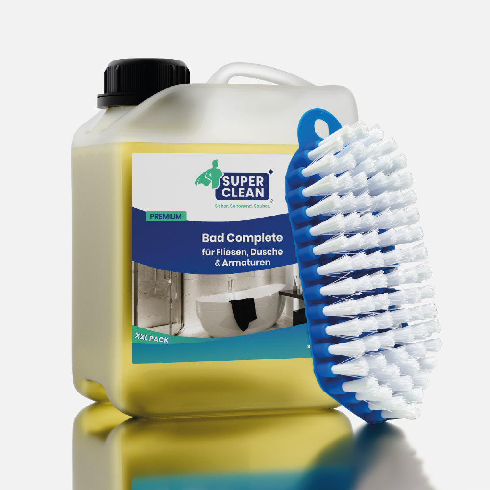 SUPER CLEAN Bad Complete 10 L mit Bürste für Fliesen, Dusche und Armaturen vor hellgrauem Hintergrund