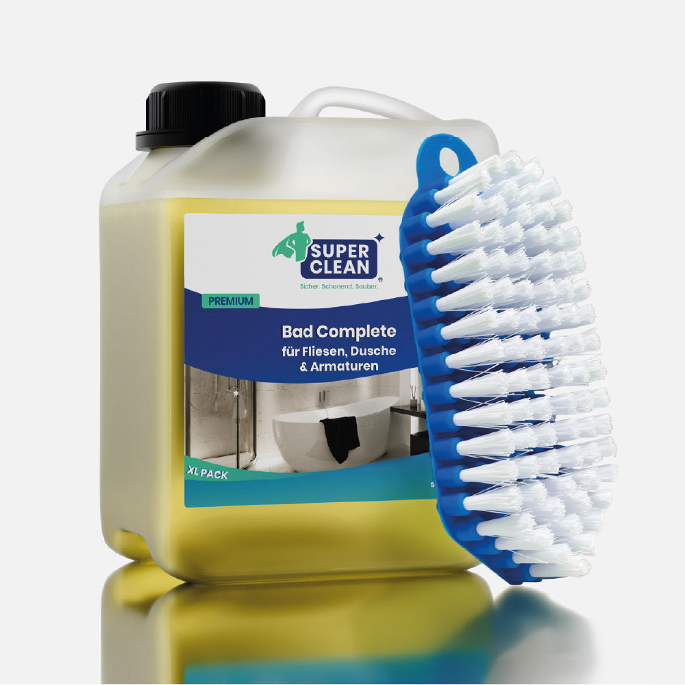 SUPER CLEAN Bad Complete 2 L mit Bürste für Fliesen, Dusche und Armaturen vor hellgrauem Hintergrund