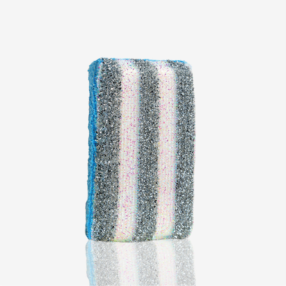 SUPER CLEAN Duo-Reinigungsschwamm mit blauer Schaumstoffseite und grau-weiß gestreifter Scheuerfläche vor hellgrauem Hintergrund