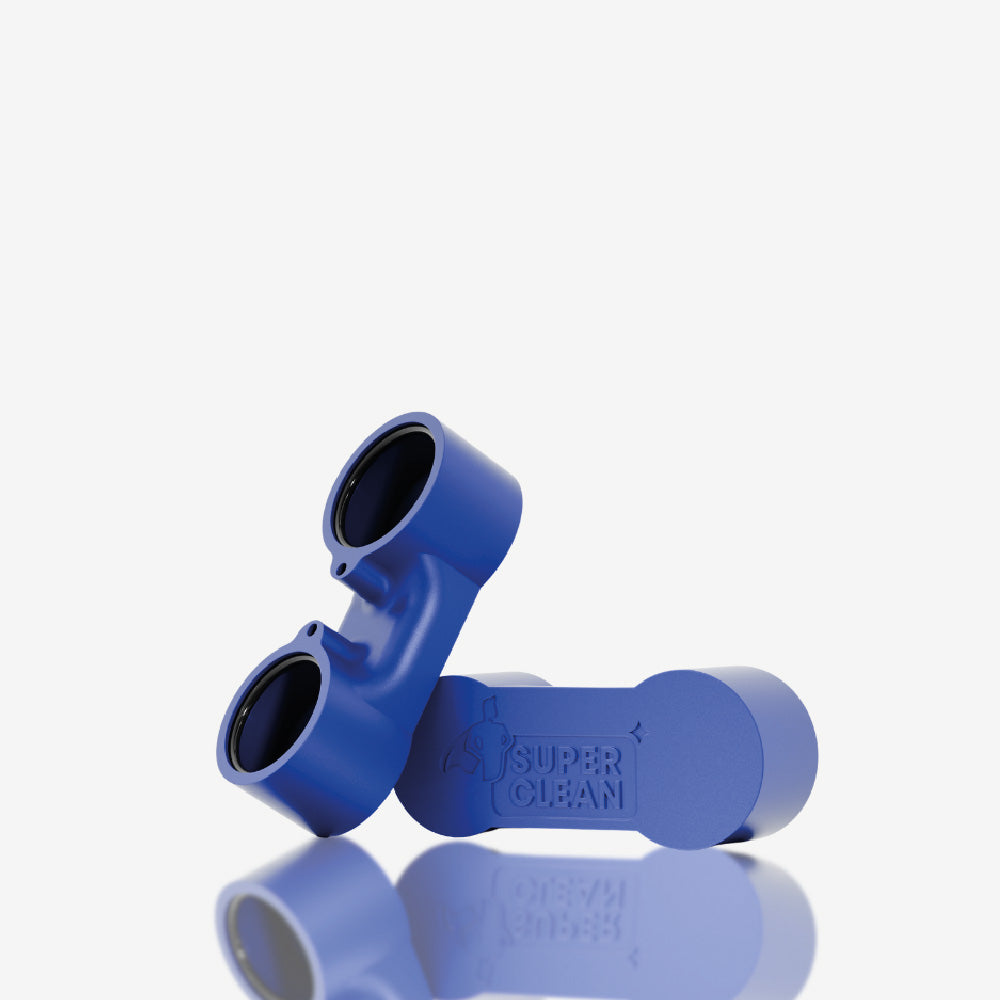 SUPER CLEAN Entkalkungshilfe für Wasserhähne Ø 22/24 mm in Blau mit Logo-Prägung vor hellgrauem Hintergrund