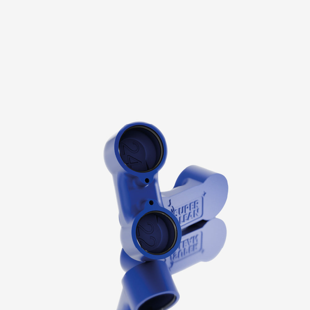 SUPER CLEAN Entkalkungshilfe für Wasserhähne Ø 22/24 mm in Blau mit Logo-Prägung vor hellgrauem Hintergrund
