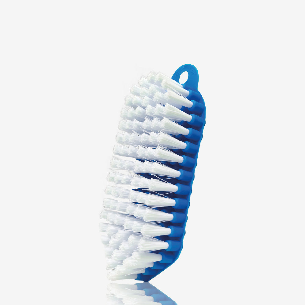 SUPER CLEAN Flexi-Scheuerbürste mit blauem Bürstenkörper und weißen Borsten vor hellgrauem Hintergrund
