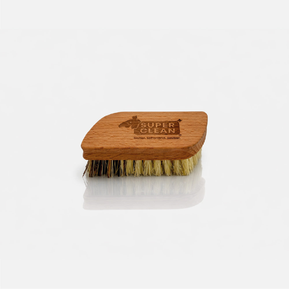 SUPER CLEAN Gemüsebürste aus Holz mit Naturborsten und Logo-Gravur vor hellgrauem Hintergrund