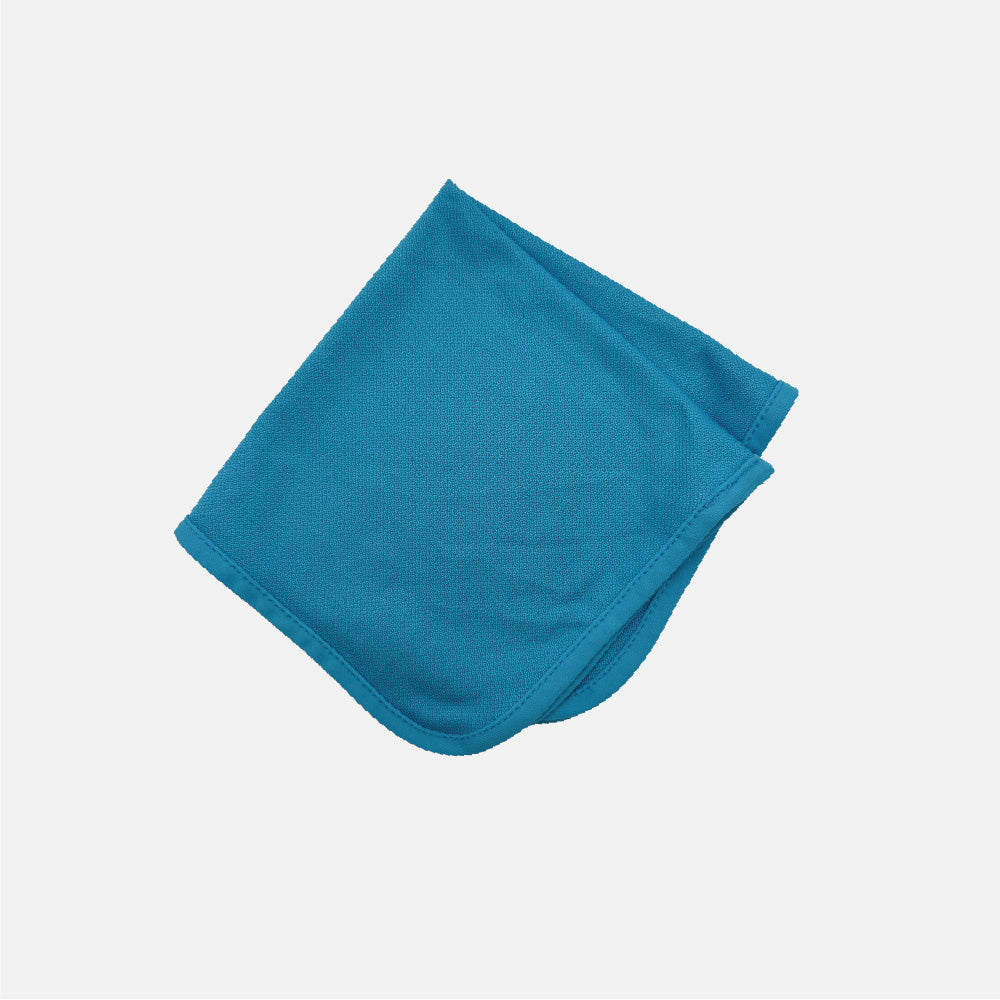 SUPER CLEAN SoftTouch Microfasertuch in blau vor hellgrauem Hintergrund