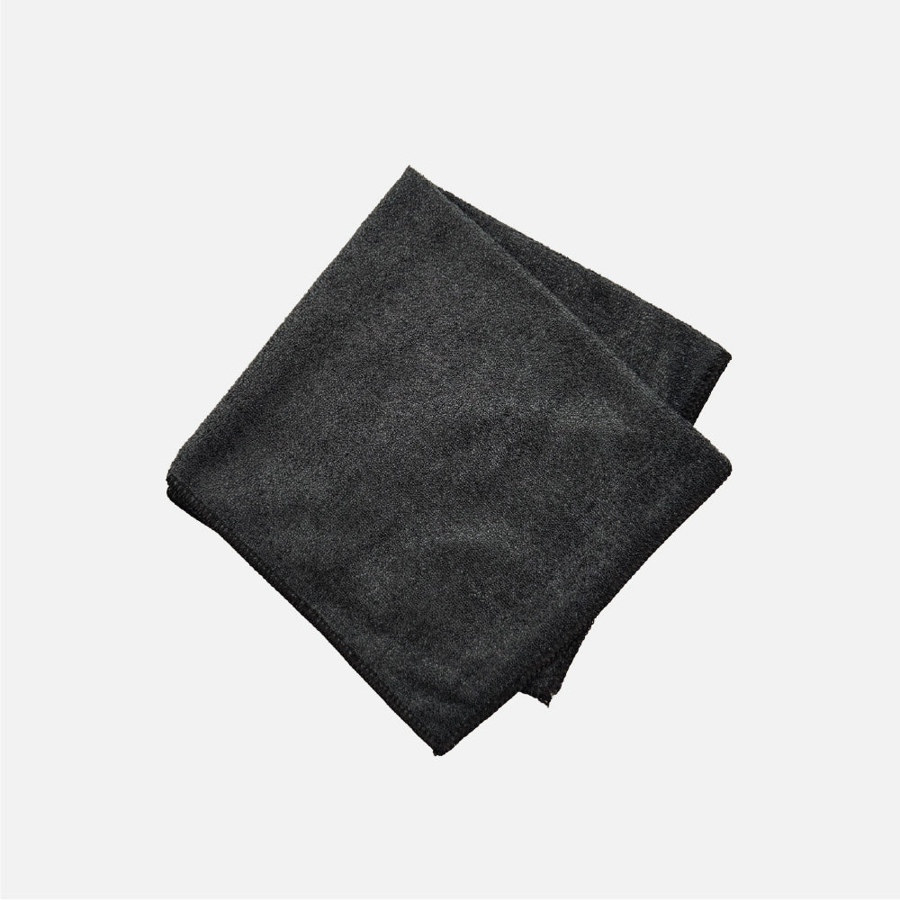 SUPER CLEAN Basic Microfasertuch in Schwarz vor hellgrauem Hintergrund