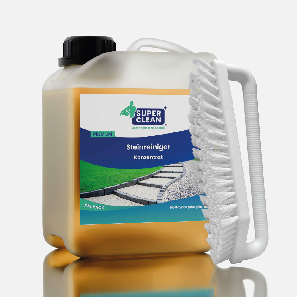 SUPER CLEAN Steinreiniger Konzentrat 2 L mit Henkelbürste vor hellgrauem Hintergrund
