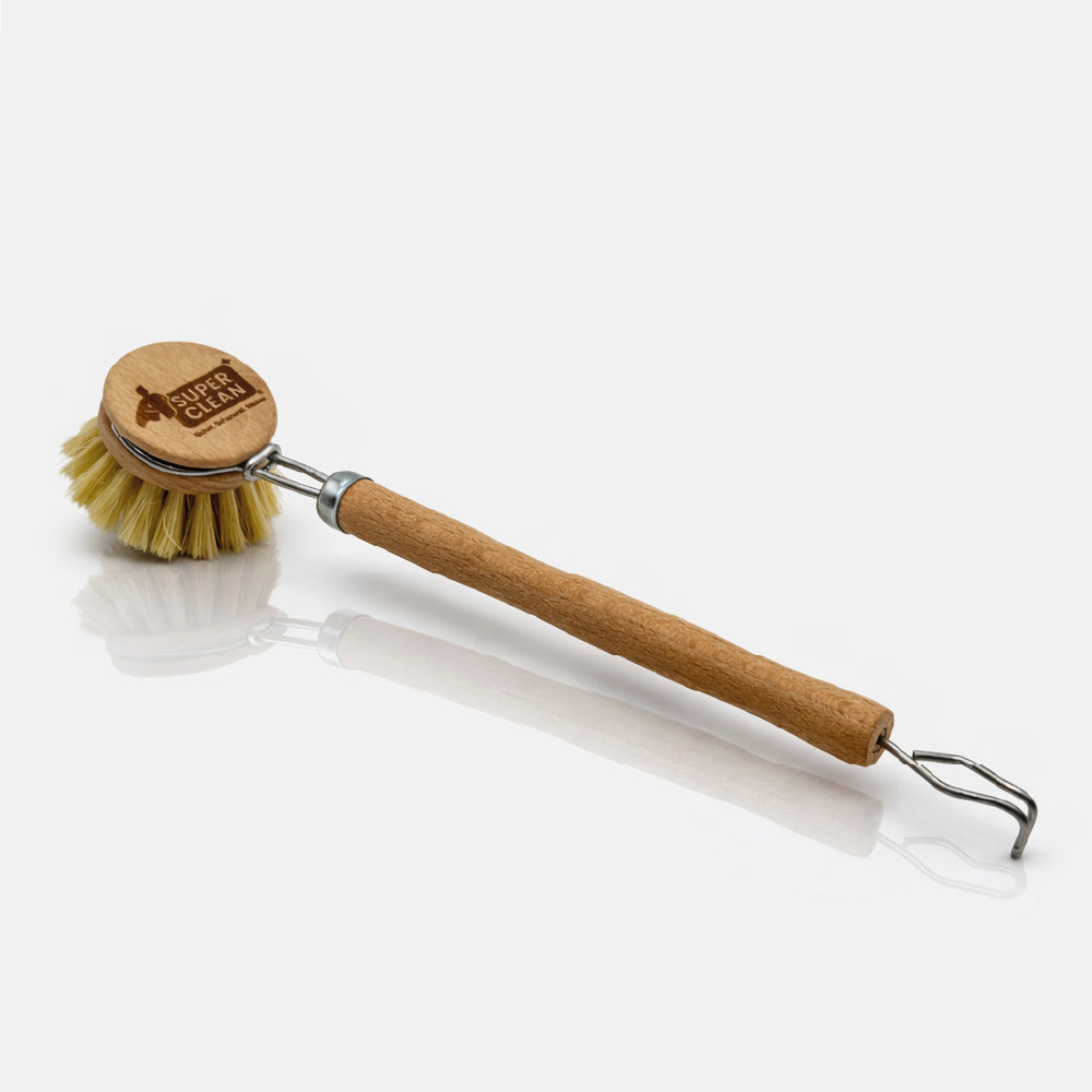 SUPER CLEAN Spülbürste aus Holz mit Fibreborsten und Logo-Gravur vor hellgrauem Hintergrund